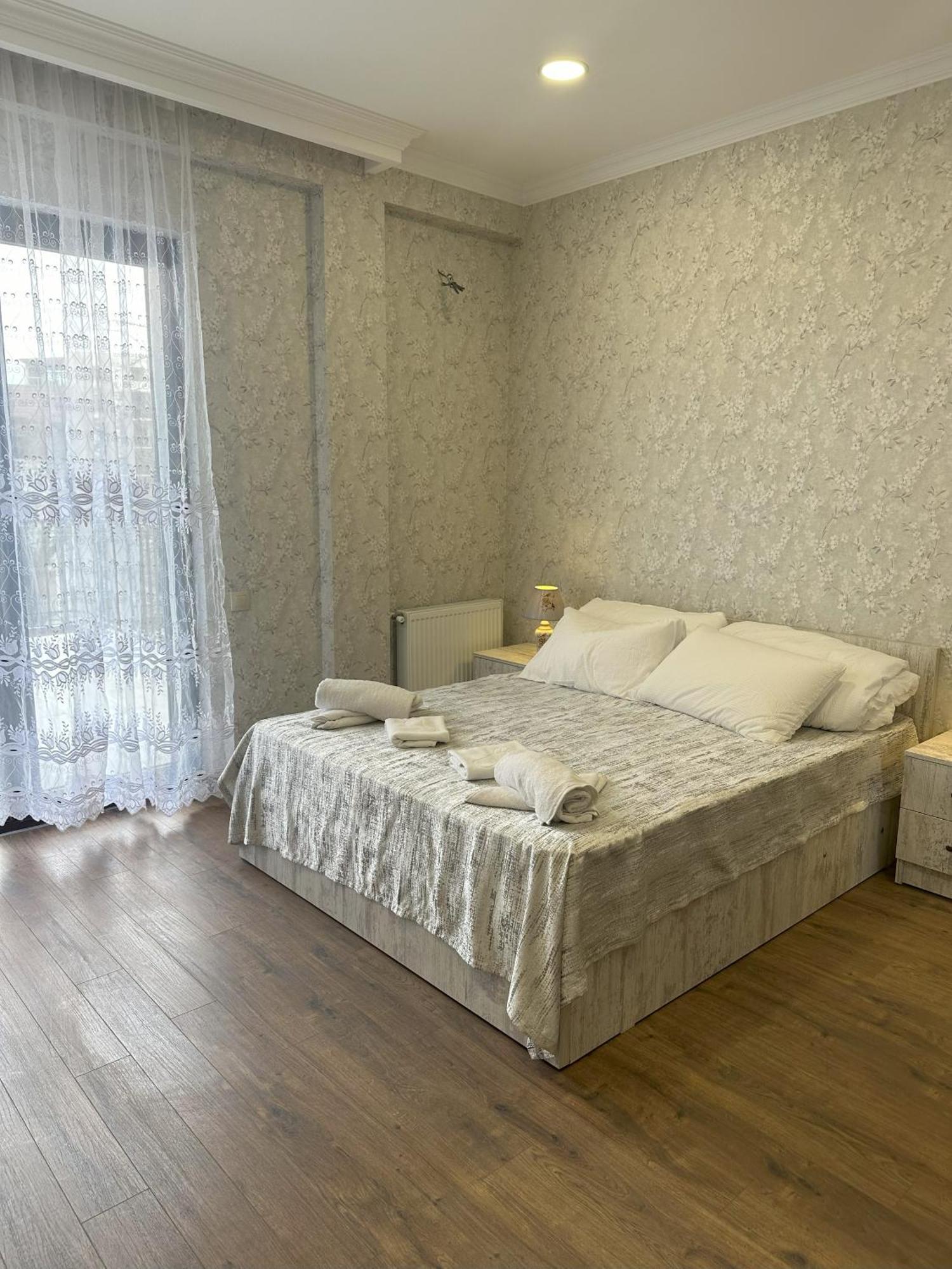 Three Palms Guest House Тбилиси Экстерьер фото