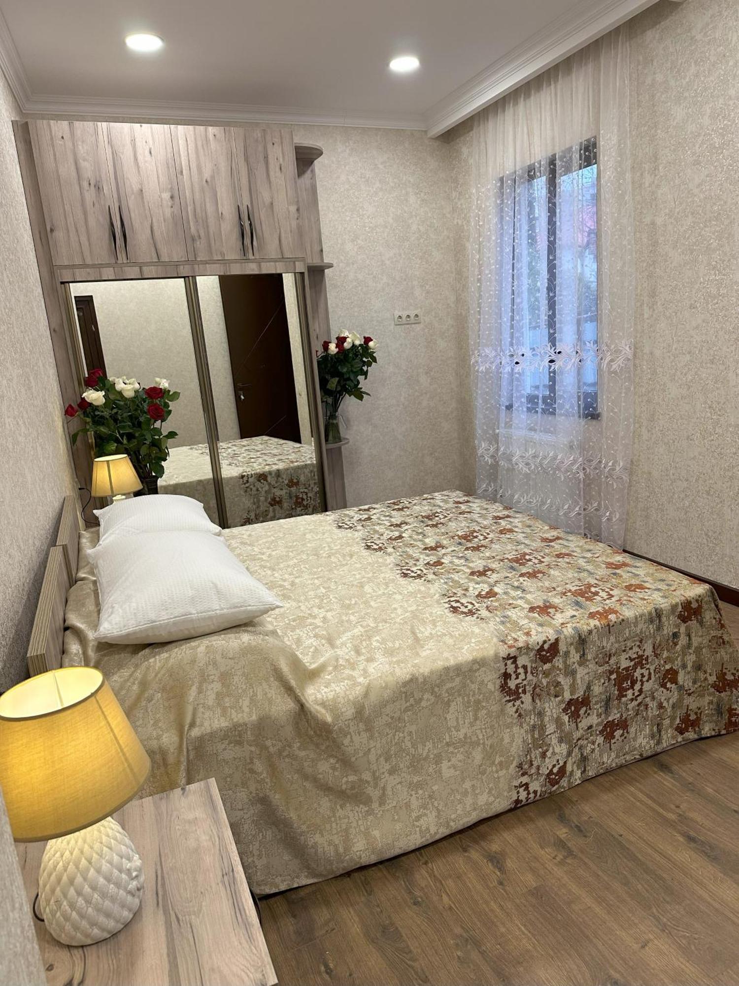 Three Palms Guest House Тбилиси Экстерьер фото