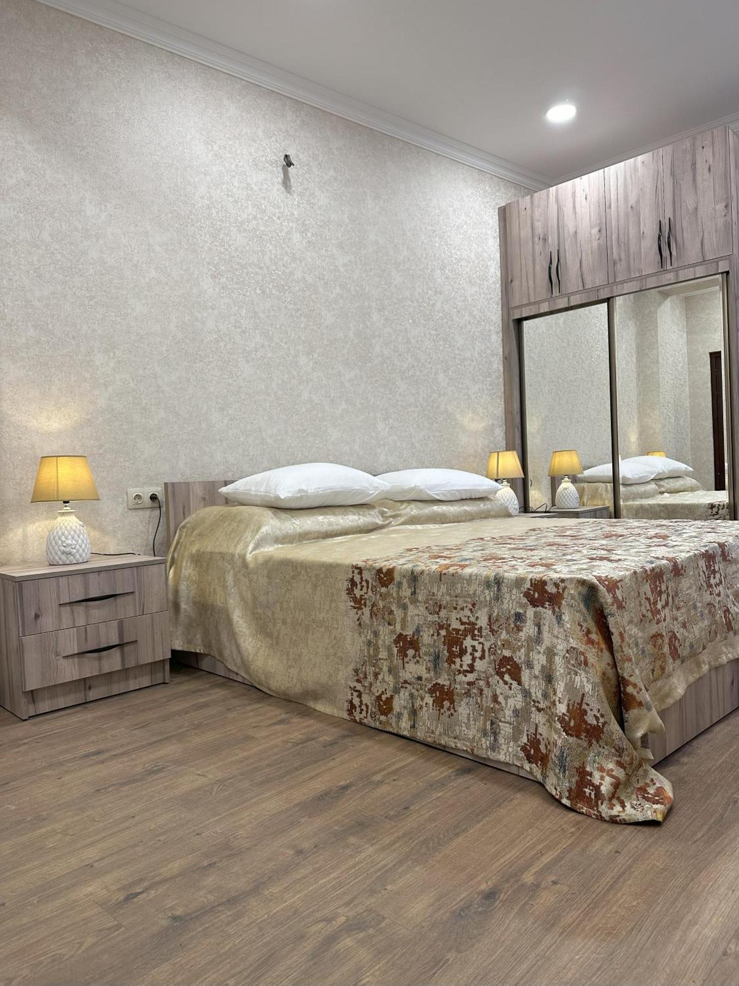 Three Palms Guest House Тбилиси Экстерьер фото