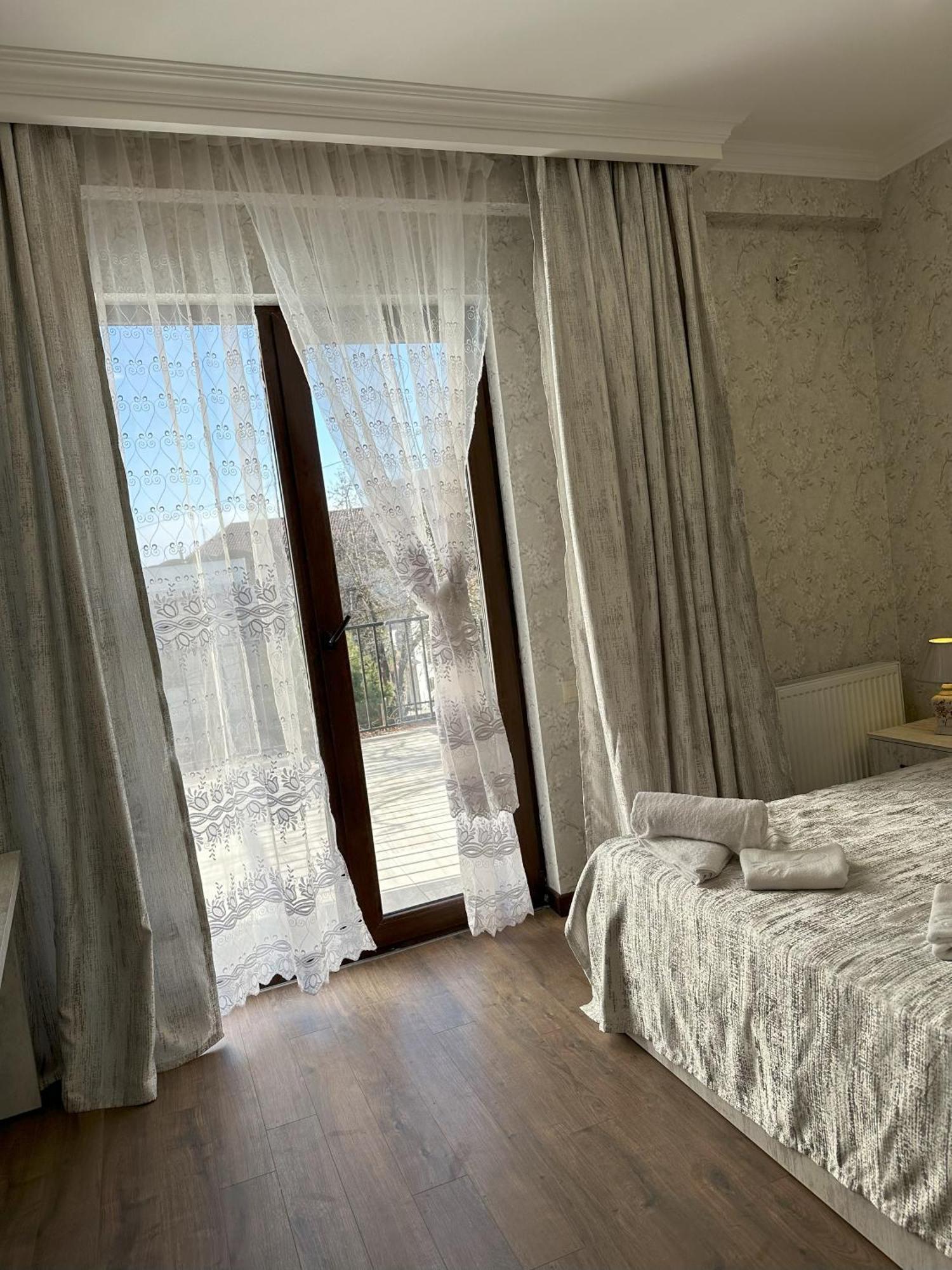 Three Palms Guest House Тбилиси Экстерьер фото