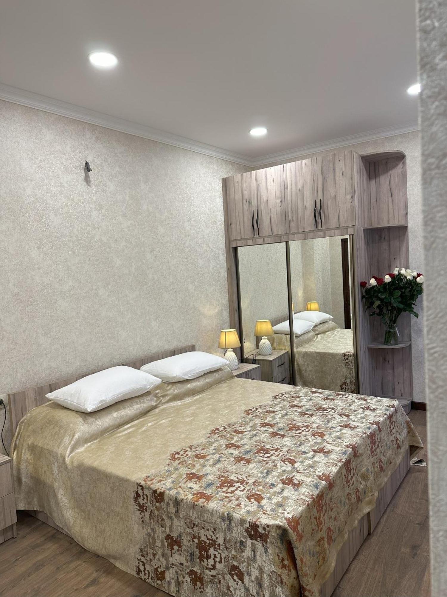 Three Palms Guest House Тбилиси Экстерьер фото
