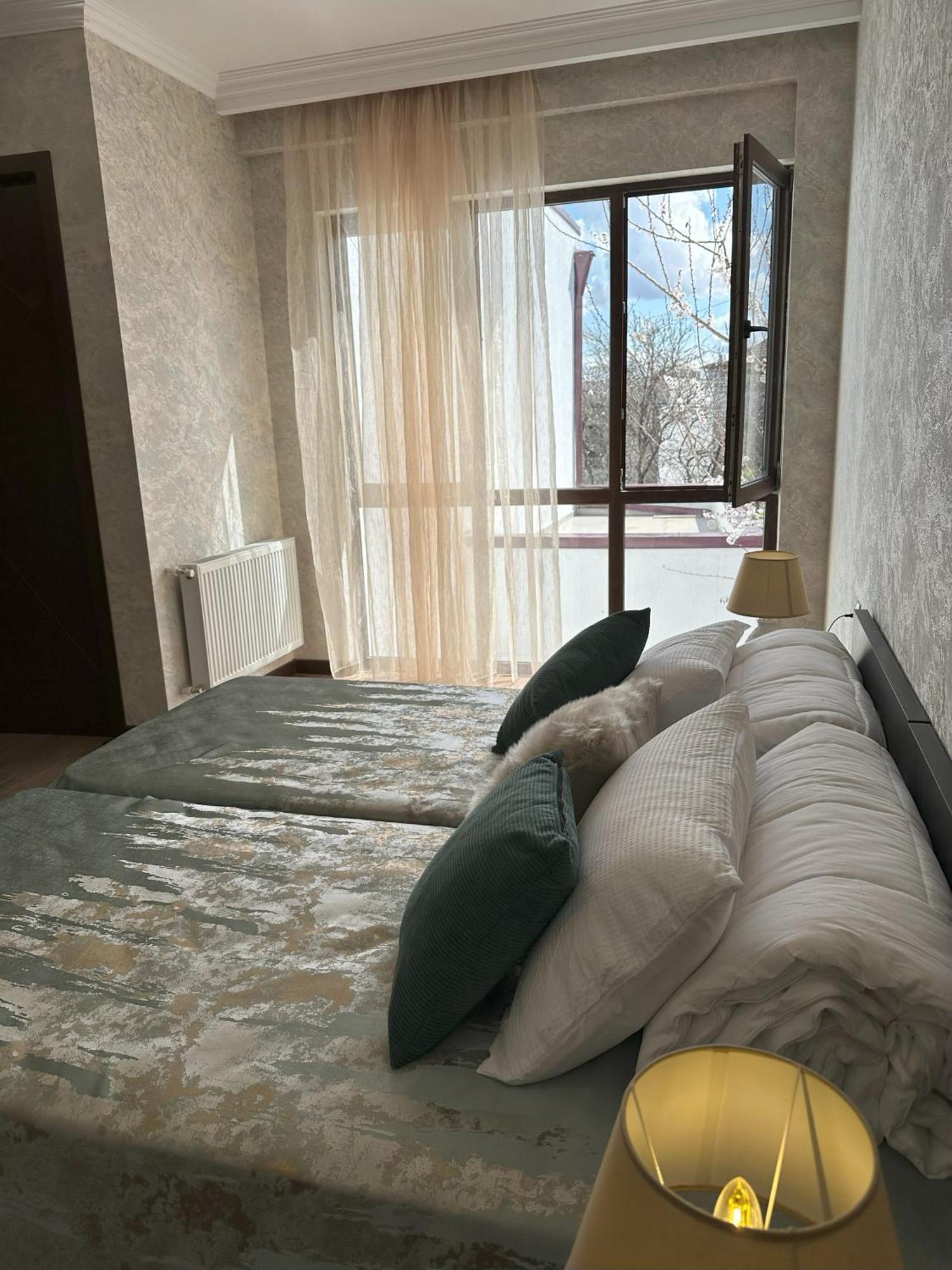 Three Palms Guest House Тбилиси Экстерьер фото