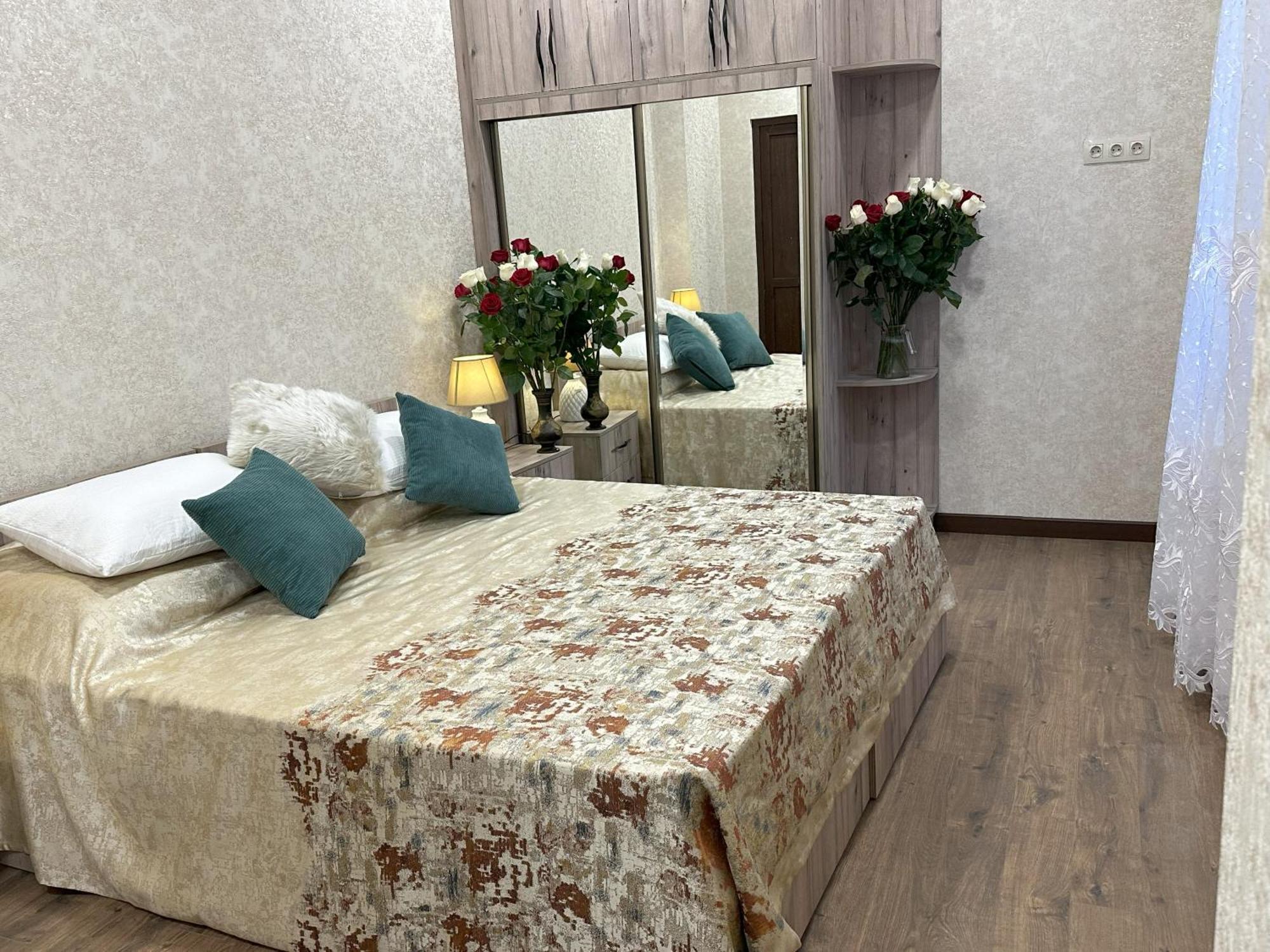 Three Palms Guest House Тбилиси Экстерьер фото