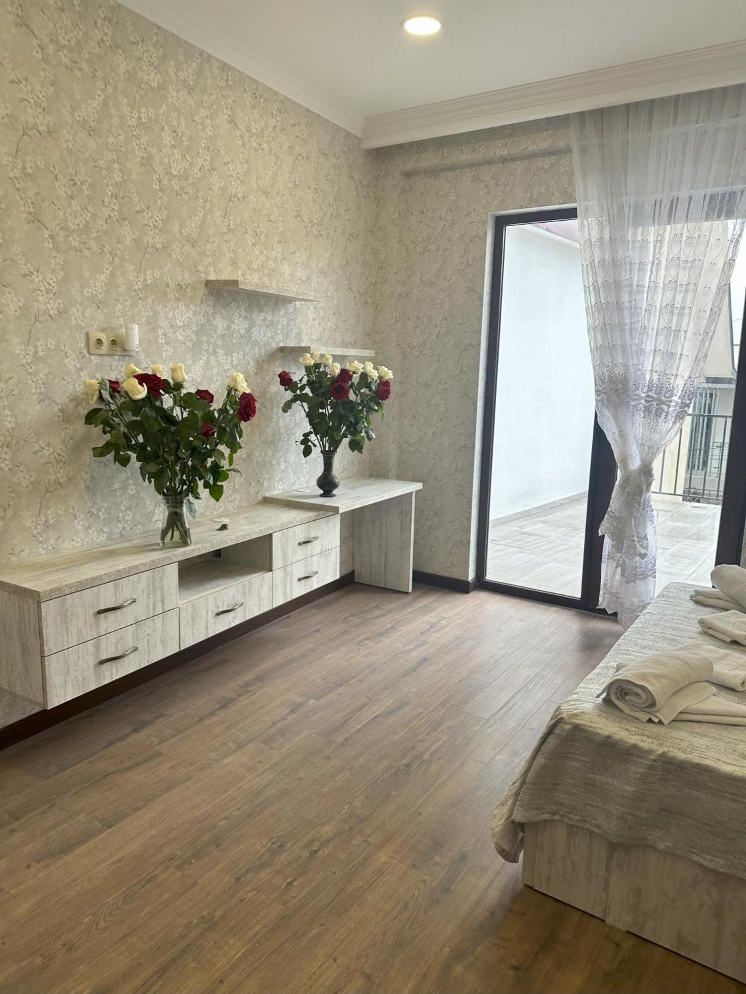 Three Palms Guest House Тбилиси Экстерьер фото