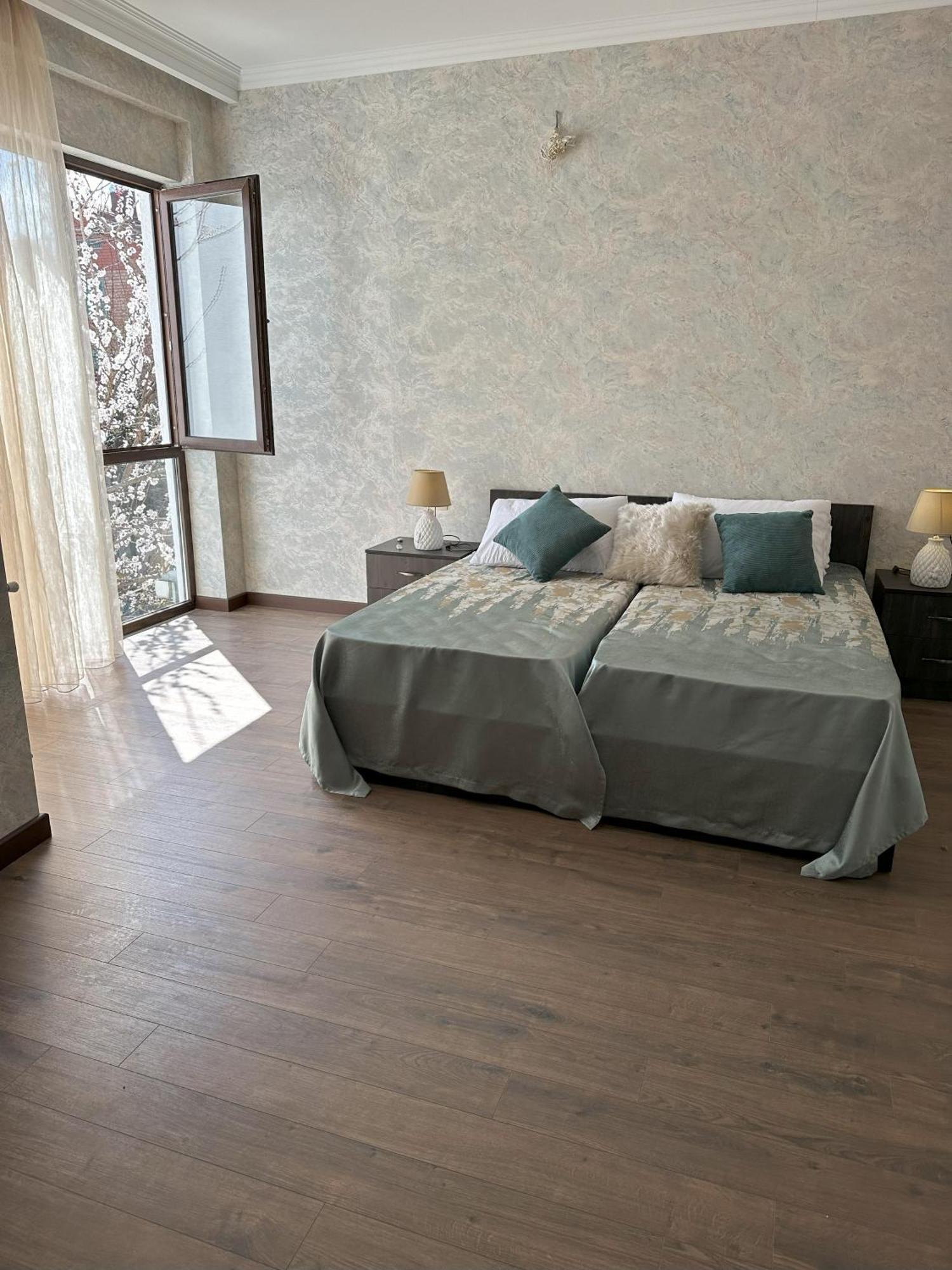 Three Palms Guest House Тбилиси Экстерьер фото