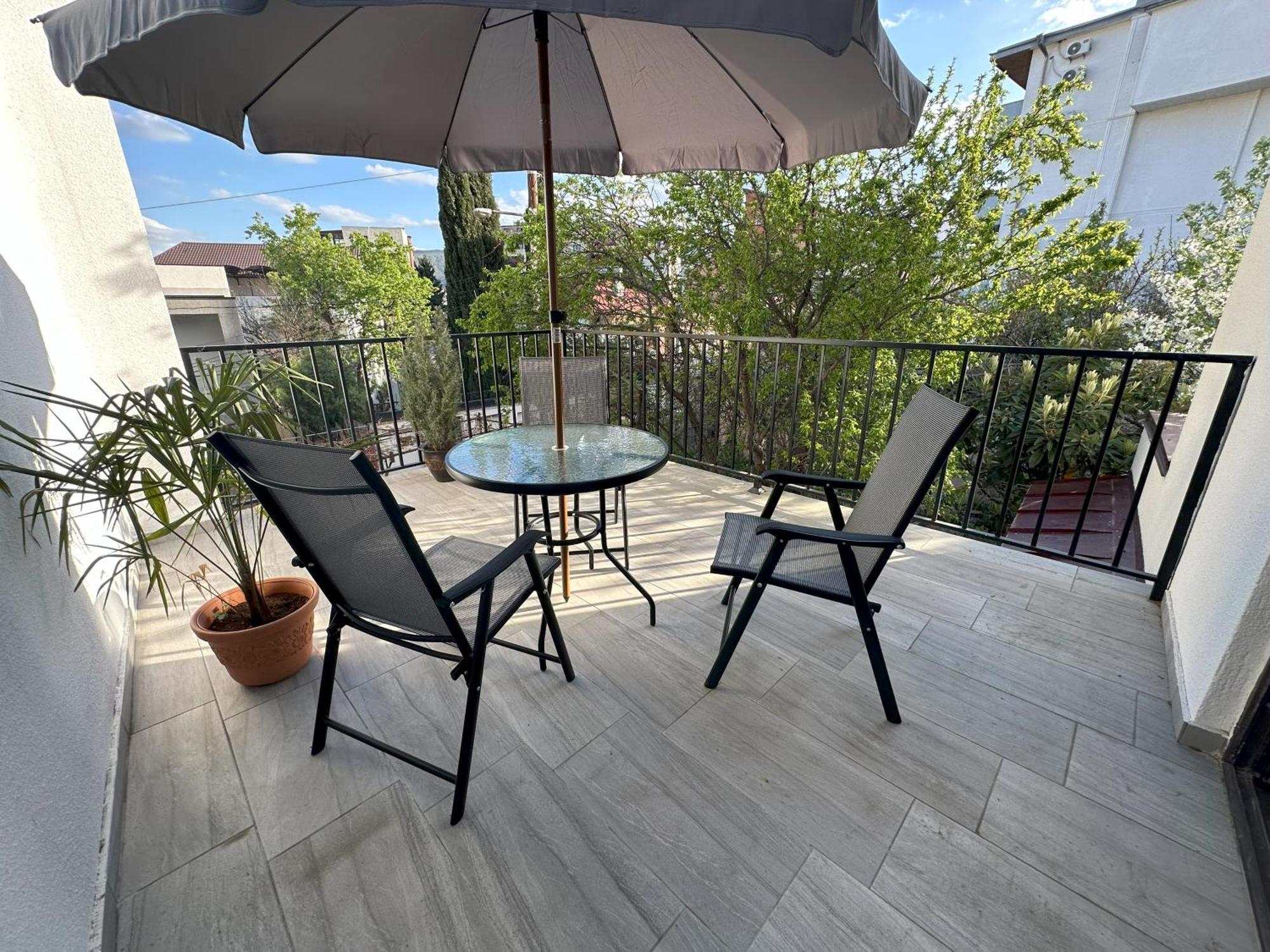 Three Palms Guest House Тбилиси Экстерьер фото