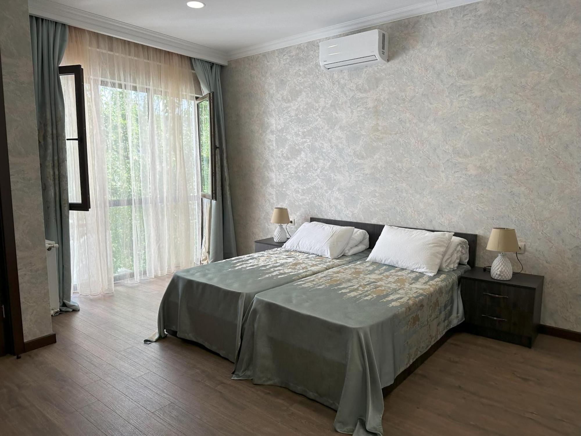 Three Palms Guest House Тбилиси Экстерьер фото
