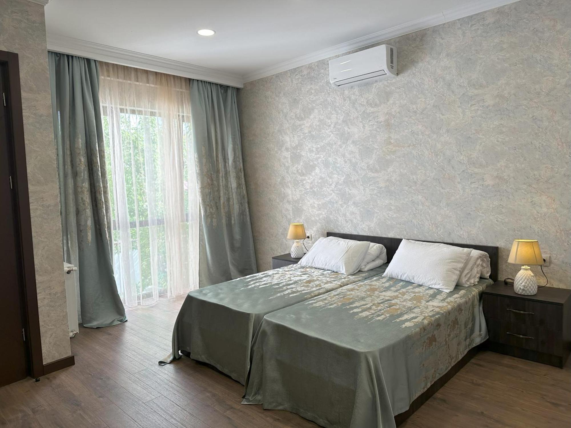 Three Palms Guest House Тбилиси Экстерьер фото